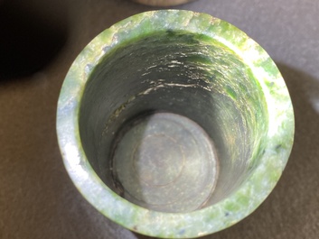 Un pot &agrave; pinceaux, un bracelet et deux sculptures en jade, Chine, 19/20&egrave;me