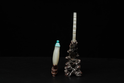 A Chinese jade snuff bottle and a reticulated medallion, Qing