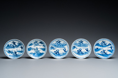 13 Chinese blauw-witte koppen en 10 schotels met een konijnenjacht, Qianlong merk, 19e eeuw