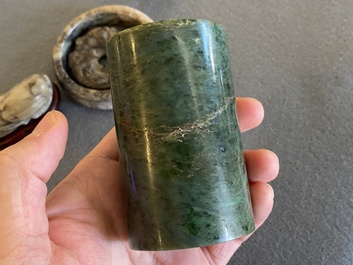 Un pot &agrave; pinceaux, un bracelet et deux sculptures en jade, Chine, 19/20&egrave;me