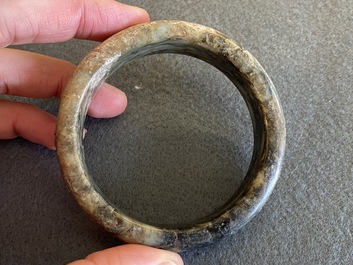 A Chinese jade brush pot, a bangle and two carvings, 19/20th C.