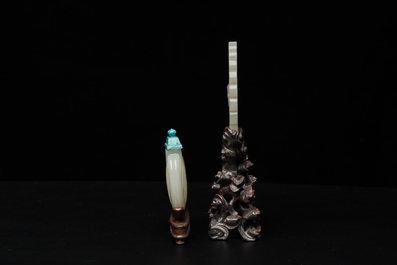 A Chinese jade snuff bottle and a reticulated medallion, Qing