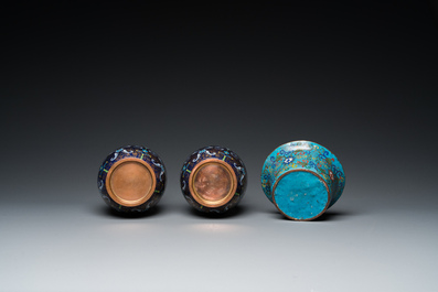 Une paire de vases, une grande bo&icirc;te couverte et un bol en &eacute;maux cloisonn&eacute;s, Chine, 19/20&egrave;me