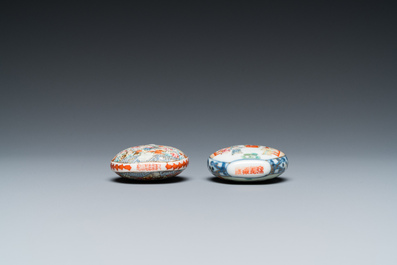 Deux tabati&egrave;res en porcelaine de Chine famille rose, marque de Qianlong et Jiaqing, 19&egrave;me