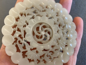 A Chinese jade snuff bottle and a reticulated medallion, Qing