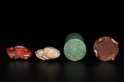 A Chinese jade brush pot, a bangle and two carvings, 19/20th C.