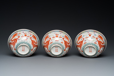 Trois bols en porcelaine de Chine famille rose &agrave; d&eacute;cor de dragons, marque de Qianlong, 19/20&egrave;me