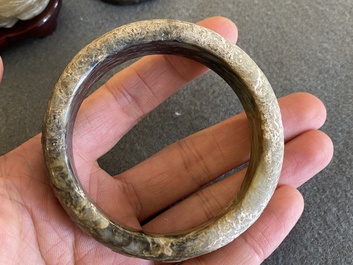 A Chinese jade brush pot, a bangle and two carvings, 19/20th C.