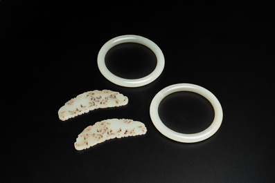 A pair of Chinese jade bangles, a pair of pendants and a box with cover, 19/20th C.