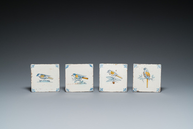 Neuf carreaux en fa&iuml;ence polychrome de Delft &agrave; d&eacute;cor d'oiseaux, 17&egrave;me