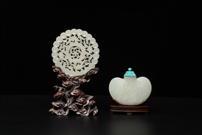 A Chinese jade snuff bottle and a reticulated medallion, Qing