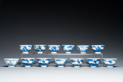 13 Chinese blauw-witte koppen en 10 schotels met een konijnenjacht, Qianlong merk, 19e eeuw