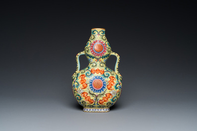 Vase de forme 'bianhu' en porcelaine de Chine famille rose &agrave; fond jaune, marque de Qianlong, R&eacute;publique