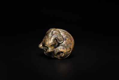 Poids de rouleau en bronze dor&eacute; en forme de chien, Chine, Ming