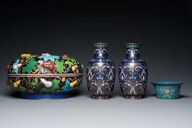 Een paar Chinese cloisonn&eacute; vazen, een grote dekseldoos en een kom, 19/20e eeuw