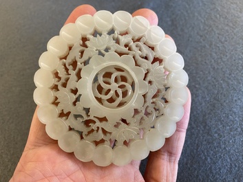 Een Chinese jade snuiffles en een opengewerkt medaillon, Qing