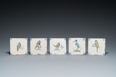 Neuf carreaux en fa&iuml;ence polychrome de Delft &agrave; d&eacute;cor d'oiseaux, 17&egrave;me