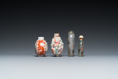 Vier Chinese famille rose en binnenin beschilderde glazen snuifflessen, 19/20e eeuw