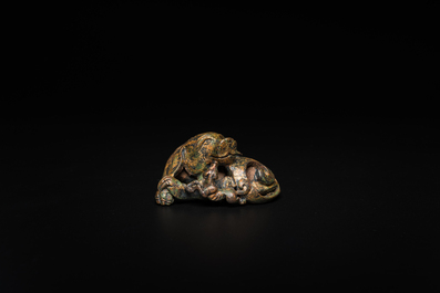 Een Chinees verguld bronzen scrollgewicht in de vorm van een hond, Ming