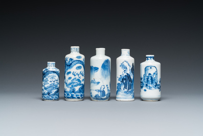 Vijf Chinese blauw-witte snuifflessen, 19e eeuw