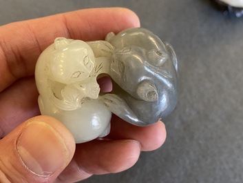 Quatre sculptures en jade figurant des chats, un buffle et une carpe, Chine, Qing