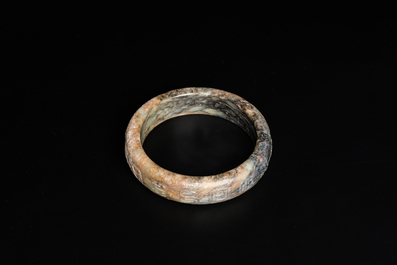 A Chinese jade brush pot, a bangle and two carvings, 19/20th C.