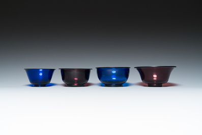 Vier Chinese kommen in blauw en aubergine Peking glas, Qing