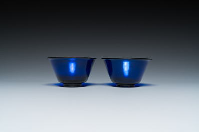 Paire de bols en verre bleu de P&eacute;kin, Chine, 18/19&egrave;me