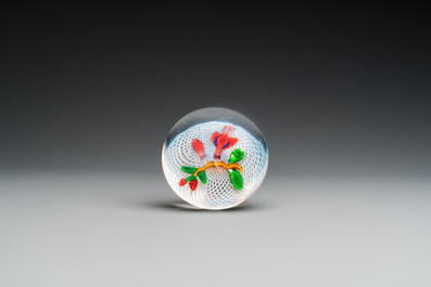 Een glazen papiergewicht met 'Fuchsia' decor op latticinio grond, Saint Louis, ca. 1850