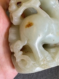 Een Chinese celadon-roest jade sculptuur van een ram op houten sokkel, 19e eeuw