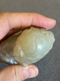 Een Chinese celadon-roest jade sculptuur van een ram op houten sokkel, 19e eeuw