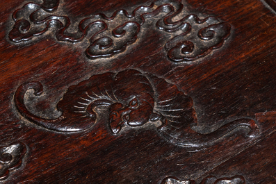 Bo&icirc;te en partie en bois de zitan &agrave; d&eacute;cor des 'Cinq chauve-souris autour du symbole Shou', Chine, Qing