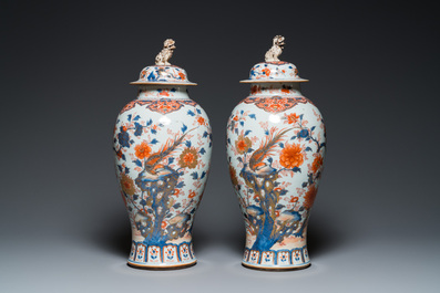 Paire de grands vases couverts en porcelaine de Chine de style Imari, Kangxi