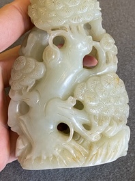 Een Chinese celadon-roest jade sculptuur van een ram op houten sokkel, 19e eeuw