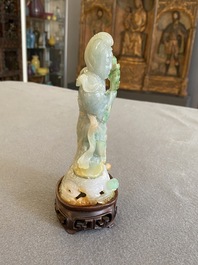 Een Chinese jade sculptuur van een dame op houten sokkel, Qing