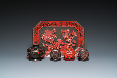 Vijf stukken Chinees rood lakwerk, 20e eeuw