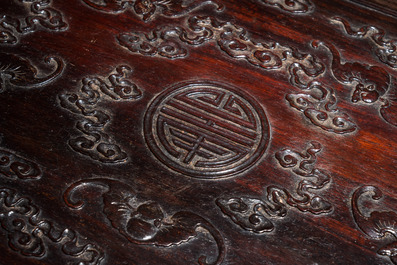 Een Chinese deels zitanhouten dekseldoos met vijf vleermuizen en Shou symbool, Qing