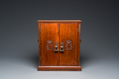 Een Chinees kabinetkastje in huanghuali en hardhout met bronsbeslag voor de Europese markt, 19e eeuw