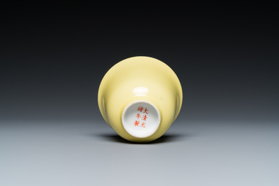 Een Chinese monochrome geel-geglazuurde kop, Guangxu merk, 20e eeuw