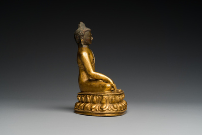 Een Sino-Tibetaanse vergulde bronzen Boeddha, 18e eeuw
