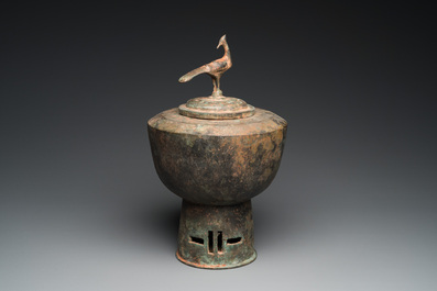 Een Japanse of Koreaanse bronzen wierookbrander met een vogel, wellicht 17e eeuw