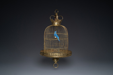 Cage &agrave; oiseaux en cuivre avec un oiseau en porcelaine &agrave; l'int&eacute;rieur, Flandres ou Pays-Bas, 18&egrave;me et 19&egrave;me