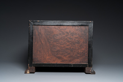 Een klein Japans gelakt houten kabinetkastje voor de Europese markt, Edo, 18e eeuw