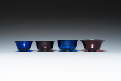 Vier Chinese kommen in blauw en aubergine Peking glas, Qing