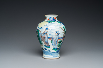 Vase en porcelaine de Chine wucai &agrave; sujet figuratif, &eacute;poque Transition