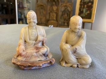 Deux sculptures de Luohans en pierre &agrave; savon, Chine, Qing