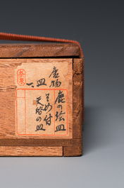 Een fraai Chinees blauw-wit bord met een blad en een scholar's rock, Shunzhi