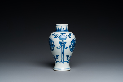 Een Chinese blauw-witte vaas en een paar borden, Kangxi