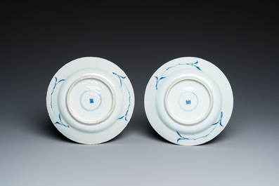 Een Chinese blauw-witte vaas en een paar borden, Kangxi