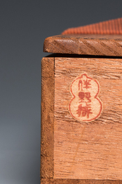 Een fraai Chinees blauw-wit bord met een blad en een scholar's rock, Shunzhi